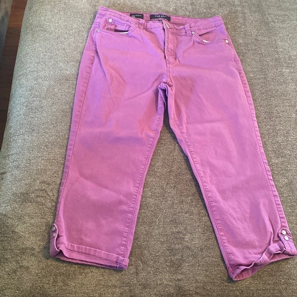 𝅺nine West womens capri pants; size 32/14